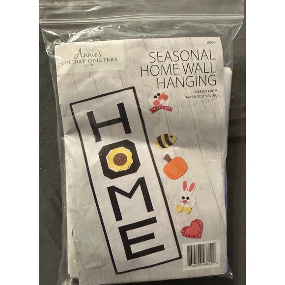 Annie's Holiday Quilters Club:  Seasonal Home Wall Hanging - Picture 1 of 5